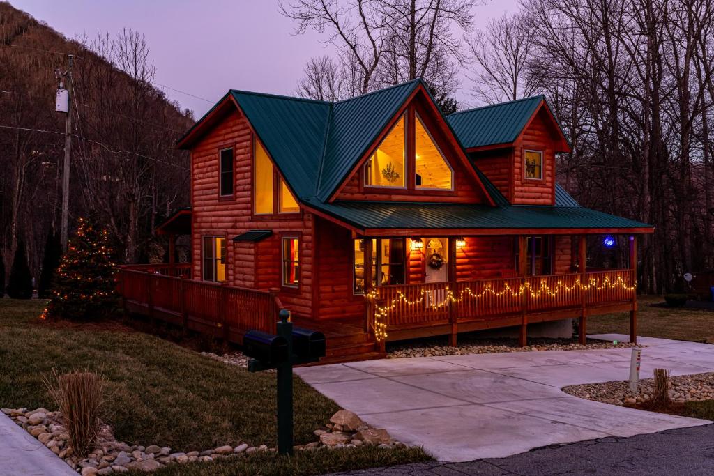 The Red Fox Cabin (Maggie Valley) 