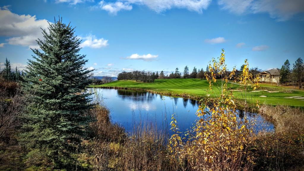 Resort at Eagle Point Golf Club Lodging (Medford) 