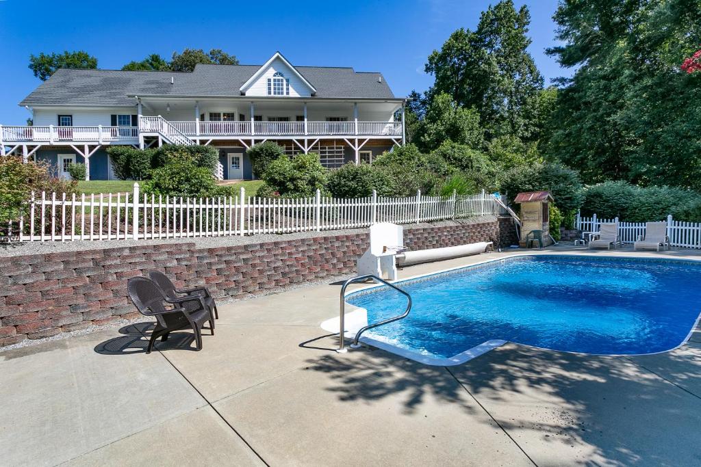 Brook Knoll · NEW! Beautiful Mtn Retreat w/Pool Near Asheville! (Weaverville) 