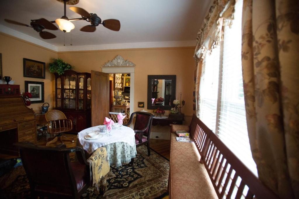 Bees B & B (Mount Airy) 