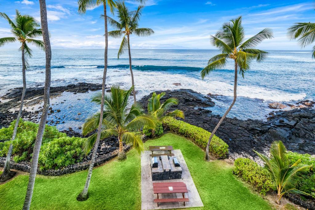 Oceanfront Luxury Condo (Kailua-Kona) 