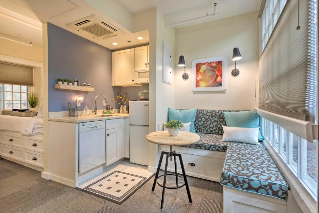 Dashing Dtwn Providence Studio with Smart TV! (Providence) 