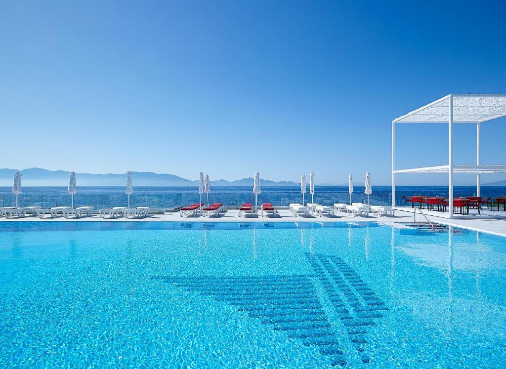 Dimitra Beach Hotel & Suites