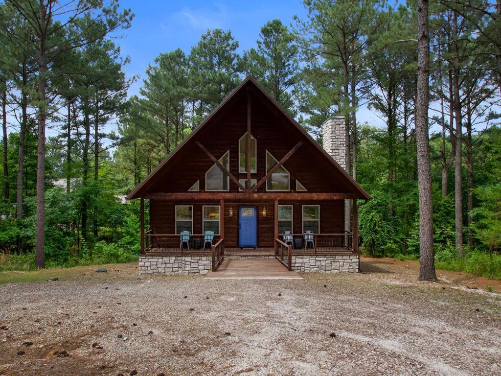 Stunning Luxury Cabin w Hot Tub and Fire Pit Holy Shiplap is Perfect Romantic Couples Getaway (Broken Bow) 