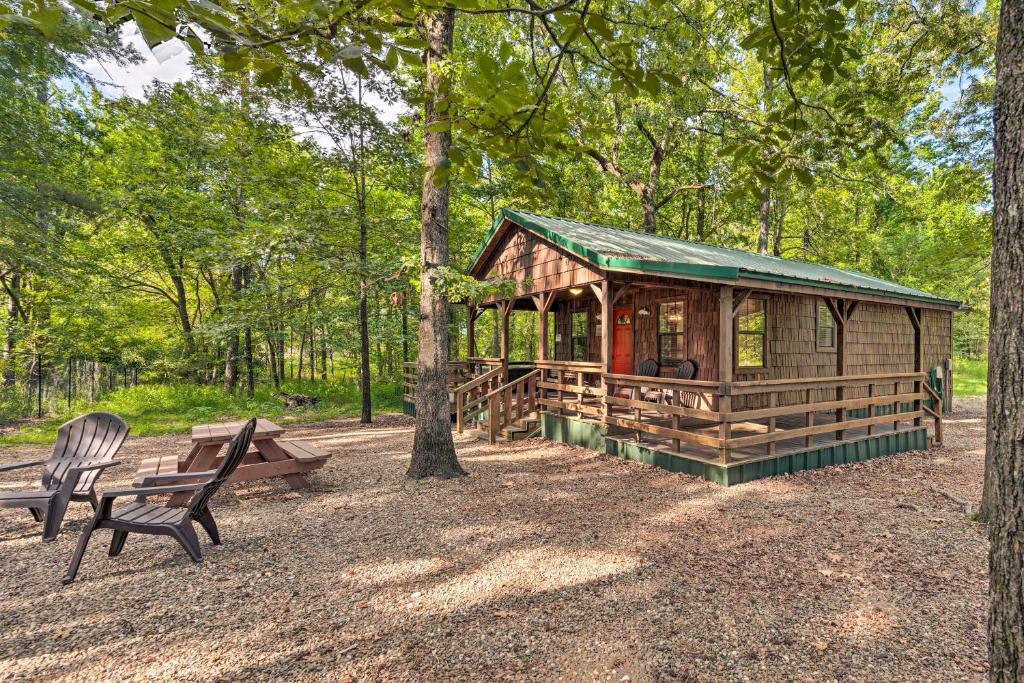 Broken Bow Bungalow - Relaxed Retreat with Deck! (Broken Bow) 