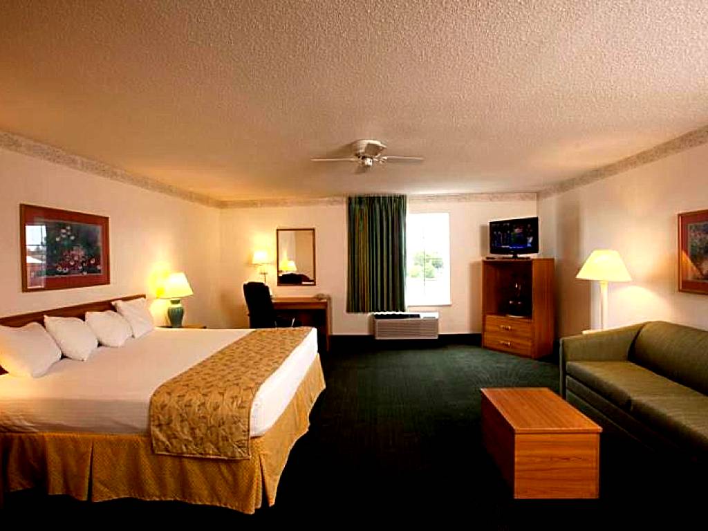 Baymont by Wyndham Mackinaw City: King Suite with Whirlpool - Non-Smoking (Mackinaw City) 