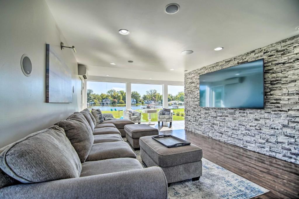 Modern and Chic Waterfront Getaway in McHenry!